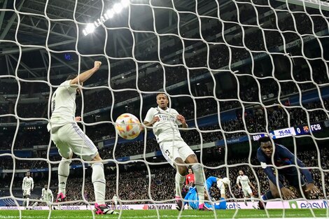 Gol en contra de Eder Militao. (Fuente: AFP)