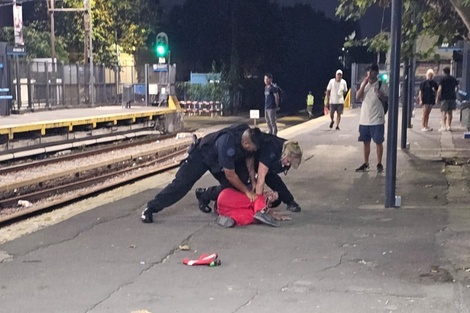 El momento en que el hombre que llevaba la granada fue reducido por agentes de la PFA (Foto: @TransitoOK).