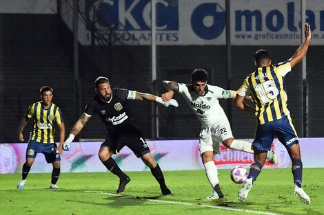 Mayo y Broun imtentan impedir el gol de Sarmiento.