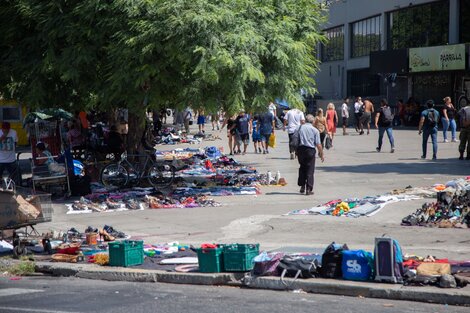 La Ciudad desplazó a manteros de Retiro durante la madrugada y los vendedores denuncian una “motivación electoral” 