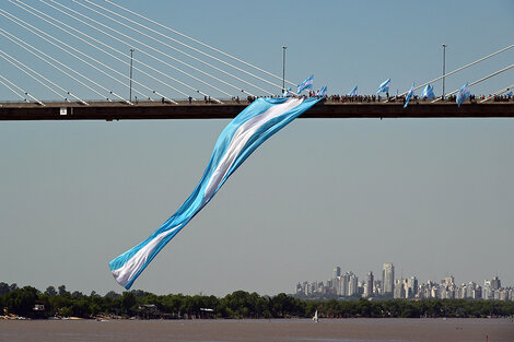 Una bandera en el puente Rosario-Victoria. (Fuente: Sebastián Granata)