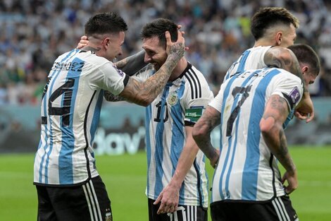 Enzo Fernández festeja con Lionel Messi su gol vs México en el Mundial. Lisandro Martínez abraza a Rodrigo de Paul.