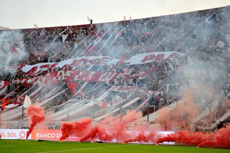 Los hinchas de Huracán hicieron explotar el estadio Ducó