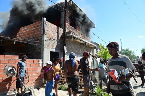 El lugar donde se vendía droga fue incendidado por los vecinos.  (Fuente: Sebastián Granata)