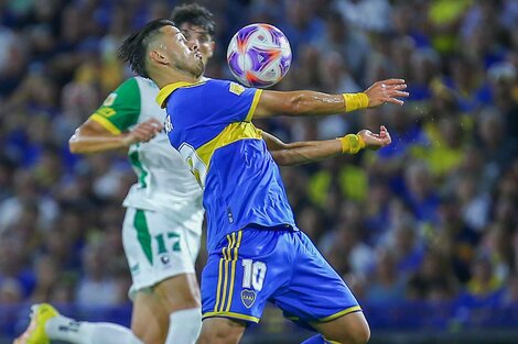 El paraguayo Romero se lleva la pelota, pero el 0-0 dejó al Halcón en la cima junto a San Lorenzo (Fuente: Fotobaires)