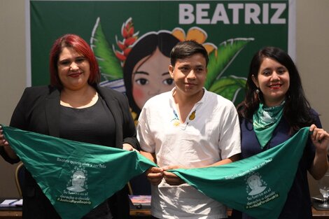 Humberto, hermano de Beatriz, junto a organizaciones feministas, en conferencia de prensa previo al juicio contra el Estado salvadoreño ante la CorteIDH.