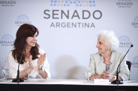 Cristina Kirchner y un emotivo homenaje a las Abuelas de Plaza de Mayo 