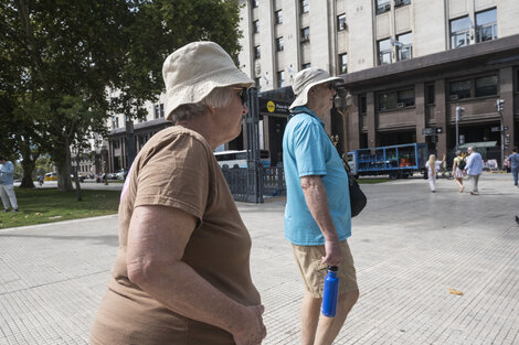 La alerta roja por temperaturas extremas se mantiene en la Ciudad de Buenos Aires, al igual que municipios del conurbano bonaerense. (Foto: Telam)