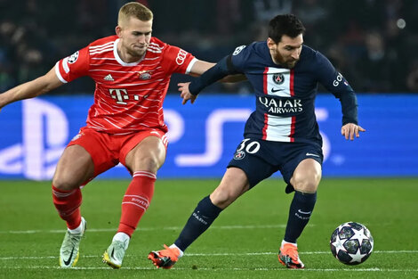 Messi protege la pelota ante la marca de Matthijs de Ligt en el partido de ida. 