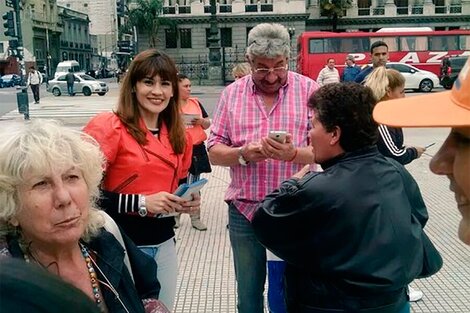 Marcela "Tigresa" Acuña (izquierda), militando frente al Congreso.