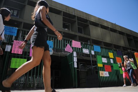 El Lengüitas mantiene las clases pese a la invasión de alacranes y la fumigación posterior