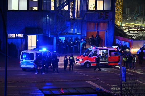 Fuerzas de la policía acordonaron la zona próxima al lugar y allí se enviaron fuerzas especiales. (Foto: Jonas Walzberg / dpa / AFP)