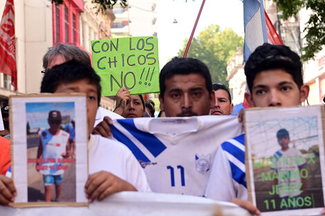 El padre de Máximo encabezó la marcha junto con sus compañeros. (Fuente: Sebastián Granata)