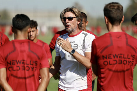 Heinze le habla a los jugadores en la práctica de ayer en bella Vista.