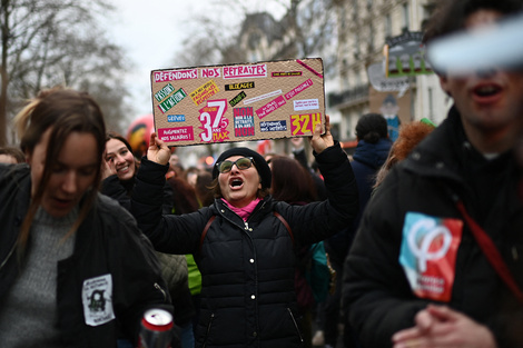 Manifestantes protestan en Paris.