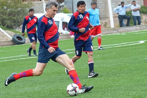 Macri jugando un partido de fútbol con amigos.