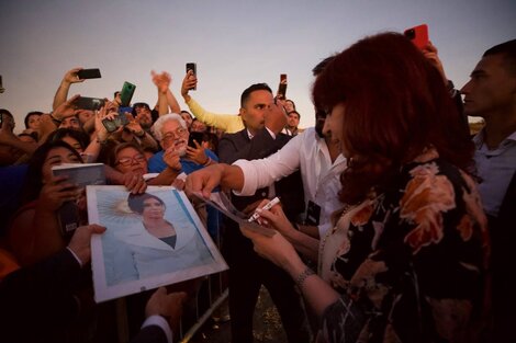 Cristina Fernández saluda a la multitud que la esperó afuera de la Universidad Nacional de Río Negro. 