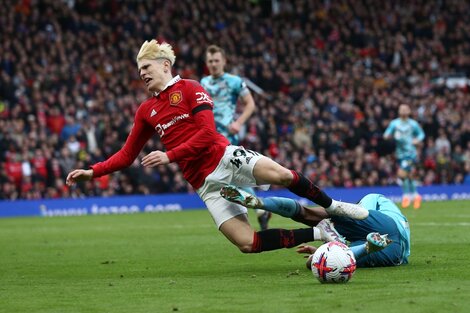 Garnacho pidió el cambio en el 0-0 ante Southampton a raíz de una dura entrada del lateral Kyle Walker-Peters. (Foto: EFE)