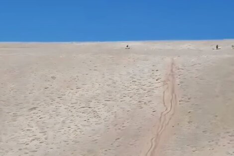 Huellas marcadas por las motos de los turistas.