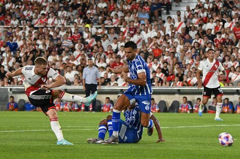 Lucas Beltrán convierte el primer gol de la noche en Núñez (Fuente: NA)