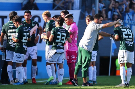 Los jugadores de Sarmiento, en pleno descanso para hidratarse. (Fuente: Fotobaires)