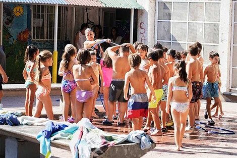 En la escuela Gurruchaga mangueraron a los alumnos en el recreo.