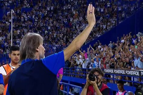 Mucha gente se acercó a Liniers para darle la bienvenida al "Tigre" Gareca