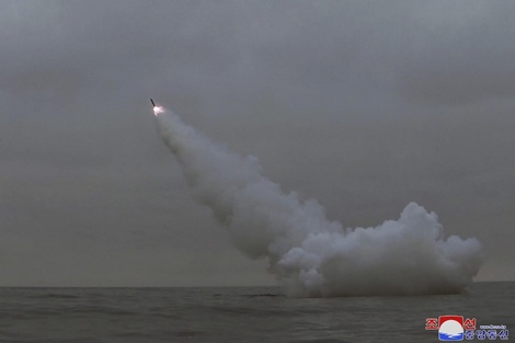 El domingo por la mañana, el aislado país comunista disparó dos "misiles de crucero estratégicos" desde un submarino. (STR / KCNA VIA KNS / AFP)