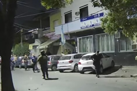 La agresión fue reprimida por agentes de la seccional que dispersaron a los manifestantes con gases lacrimógenos en spray. (Foto: captura TV)