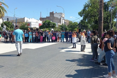 Personal de salud marchó a la Plaza 25 de mayo.