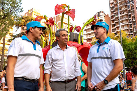 Javkin junto a los nuevos placeros de Plaza López. (Fuente: Prensa Municipalidad)