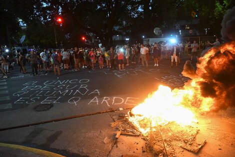 Parque Avellaneda: los vecinos protestan por la falta de luz y la Infantería llegó para proteger las oficinas de Edesur