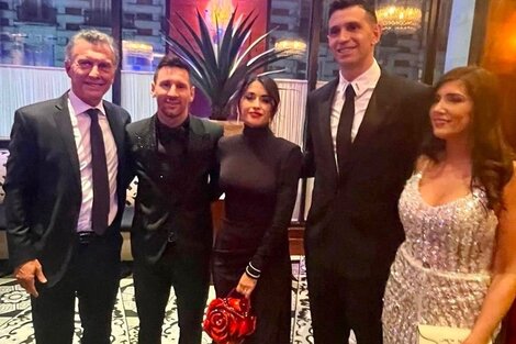 La imagen de Macri con Messi y el Dibu Martínez en los premios The Best. (Fuente: Twitter Mauricio Macri)