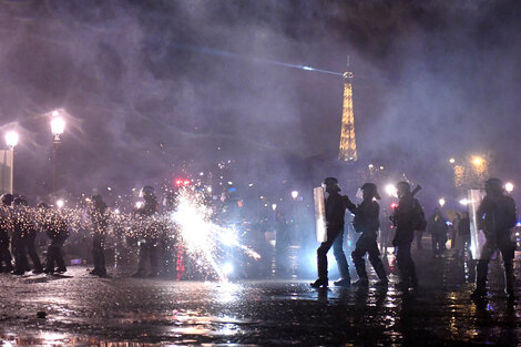 Manifestantes disparan bengalas a policias cerca de la Torre Eiffel.  (Fuente: AFP)