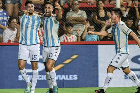 Maxi Romero y el paraguayo Rojas celebran el primero de la Academia (Fuente: Fotobaires)