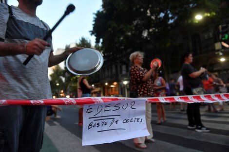 Vecinos de distintos barrios porteños salieron a la calle para protestar contra los cortes de luz, como en Almagro, en Corrientes y Billinghurst.