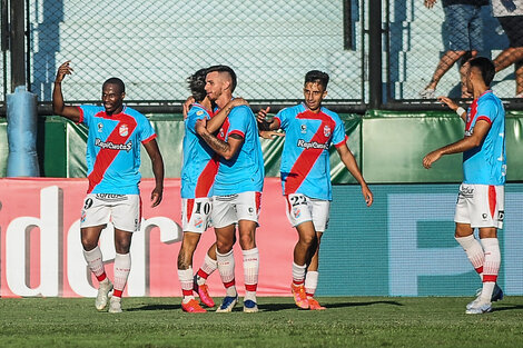 El festejo de Arsenal, por primera vez en casa (Fuente: Fotobaires)