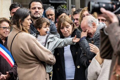 Amigos y familiares de Aramburu en el acto en honor del ex Puma, que finalizó con el tema de Fito Páez "Dale alegría a mi corazón" (Fuente: AFP)