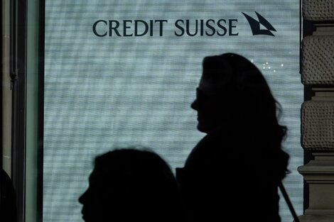 Crisis bancaria: caen las acciones del Credit Suisse y del UBS tras anunciar su fusión