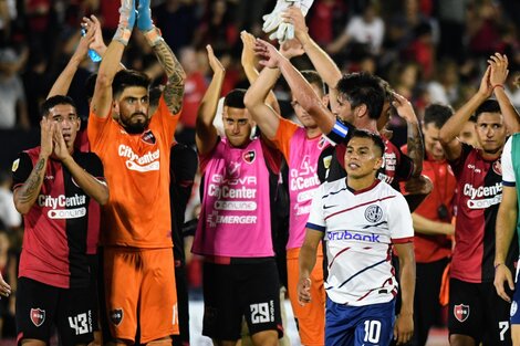 Newell's saluda a su gente. Sufre el Perrito Barrios, el único que pateó al arco por San Lorenzo (Fuente: Fotobaires)