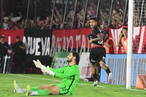 Recalde ya la mandó al fondo de la red y Newell's se quedaba con el partido. (Fuente: Sebastián Granata)