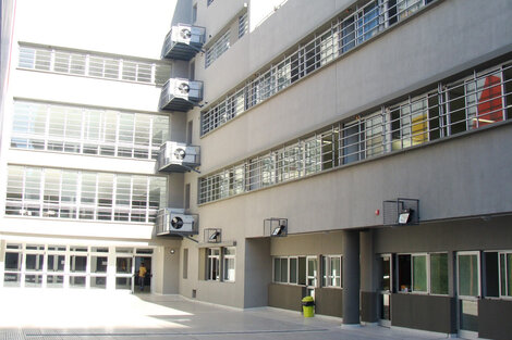 La secundaria María Claudia Falcone es una de las afectadas por la obsolescencia de la instalación eléctrica.