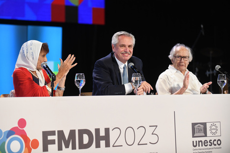 El presidente Alberto Fernández habló acompañado de Taty Almeida y Adolfo Pérez Esquivel, entre otros. (Fuente: EFE)