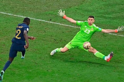 El momento exacto de la atajada que cambió la historia. (Fuente: AFP)