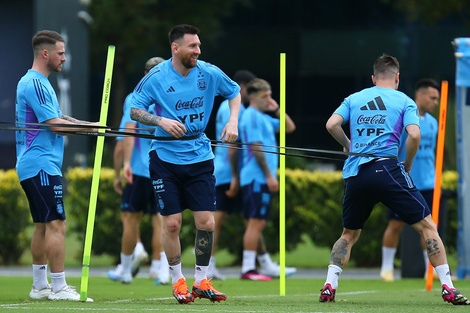 Messi en el centro durante la práctica de la Selección en el predio de Ezeiza.