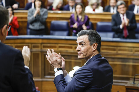 Pedro Sánchez aplaude tras ser rechazada la moción de censura de Vox. (Fuente: EFE)