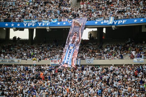 Messi y la Copa, versión bandera, para vestir una tribuna del Monumental