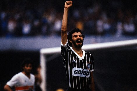 Sócrates, festeja un gol con el puño en alto.