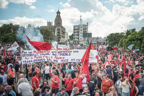 Paro y movilización en Montevideo en rechazo a la reforma jubilatoria de Lacalle Pou | Miles de uruguayos respondieron al llamado de la central sindical PIT-CNT | Página12