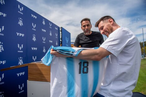 Lionel Messi recibe la camiseta de su debut en la Selección.